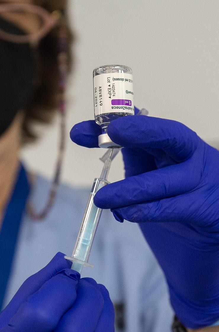 Un traballador sanitario sostén unha vacina contra o Covid-19 de Astrazeneca / Alberto Ortega - EP