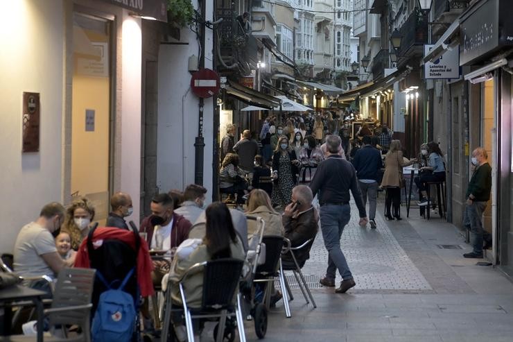 Terrazas de bares da Coruña o mesmo día en que entraron en vigor novas medidas na hostalaría galega, a 8 de maio de 2021 