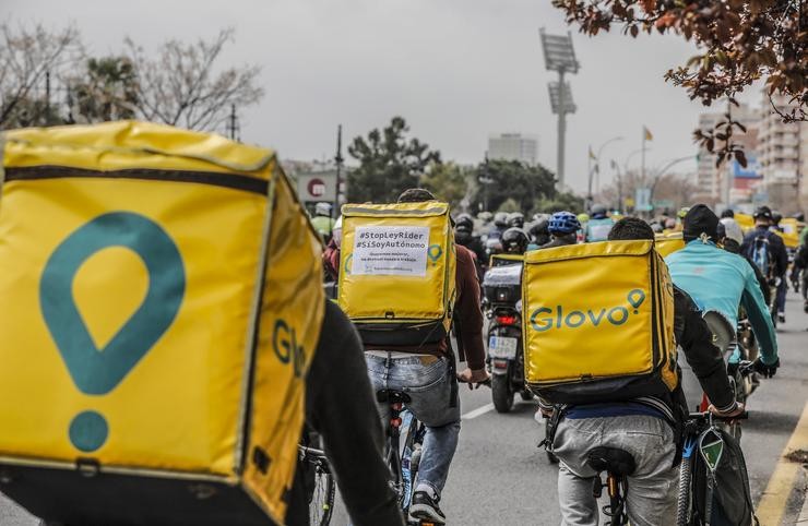 Arquivo - Varios 'riders' participan nunha manifestación de repartidores a domicilio, en Valencia, Comunidade Valenciana (España), a 3 de marzo de 2021. Máis de 2.000 'riders' reclamaron en máis de 10 cidades españolas ao Goberno o seu 'lexítimo dereito'. Rober Solsona - Europa Press - Arquivo 