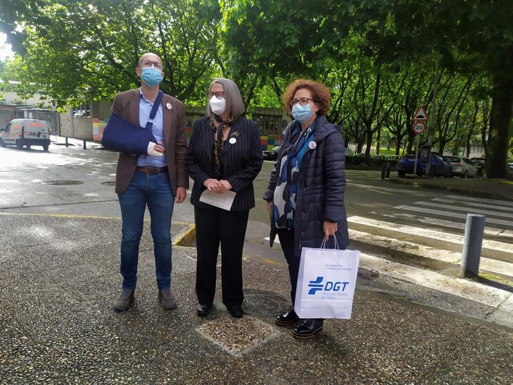 O concelleiro de Mobilidade e Seguridade Cidadá, Gonzalo Muíños, a subdelegada do Goberno na Coruña, Pilar López-Rioboo, e  a xefa provincial da DXT na Coruña, Vitoria Gómez Dobarro; en Santiago 