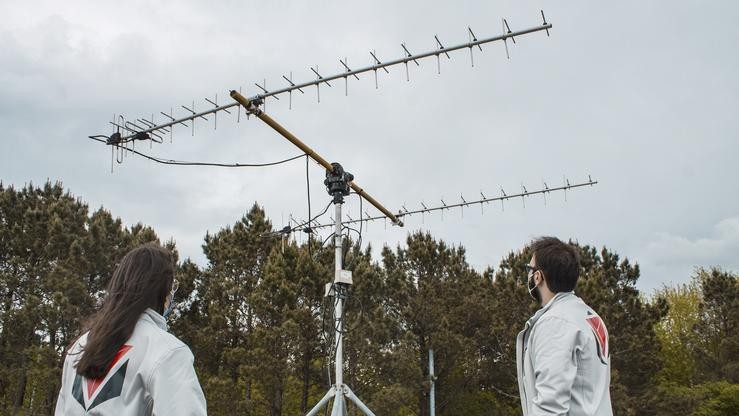 Dous membros de UVigo SpaceLab comproban o funcionamento dunha das súas antenas. UNIVERSIDADE DE VIGO