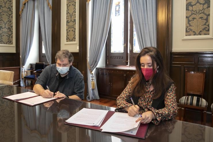 A concelleira de Benestar Social, Yoya Neira, e o director territorial de Galicia da Fundación Amigó, José Antonio Morala, asinan un convenio de colaboración. ANDY PEREZ