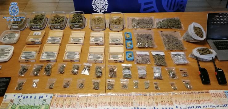 Efectos intervidos pola Policía Nacional cunha asociación cannábica usada como tapadeira para a venda de marihuana e haxix desmantelada en Santiago.. POLICÍA NACIONAL / Europa Press