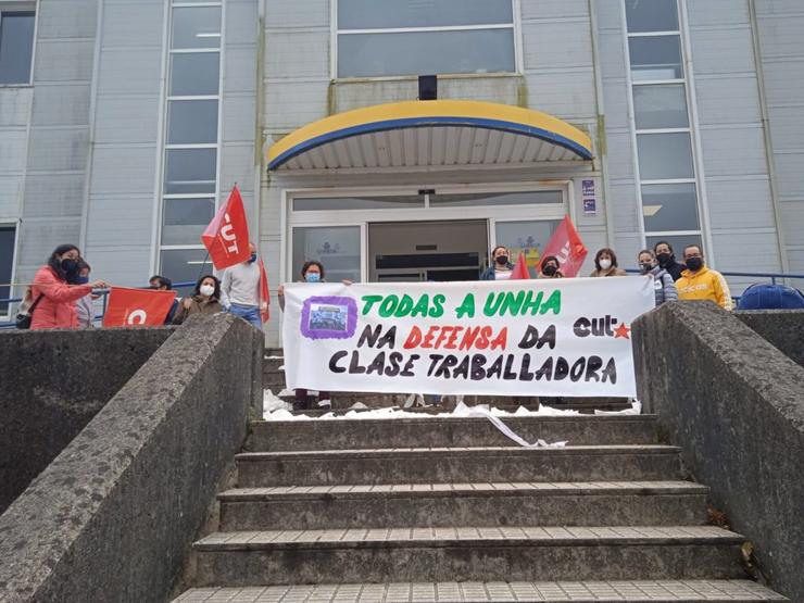 Protesta de traballadoras fronte a sede de Correos en Lavacolla (Santiago) / CUT