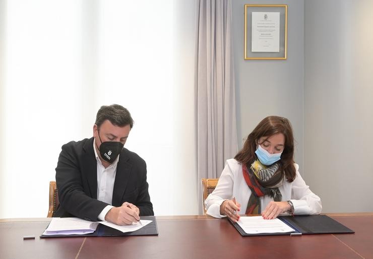 O presidente da Deputación da Coruña, Valentín González Formoso, e a alcaldesa herculina, Inés Rey, asinan un convenio de colaboración 