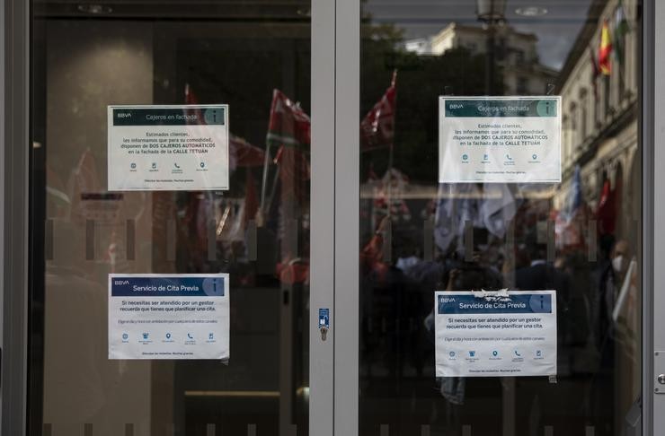 Traballadores do BBVA concéntranse ante unha das oficinas en contra dos despedimentos, a 10 de maio de 2021 / María José López - Europa Press.