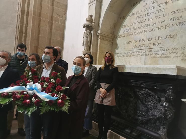 O secretario xeral do PSdeG, Gonzalo Caballero, durante a ofrenda floral a Rosalía de Castro no Panteón de Galegos Ilustres de Santiago de Compostela. / Europa Press