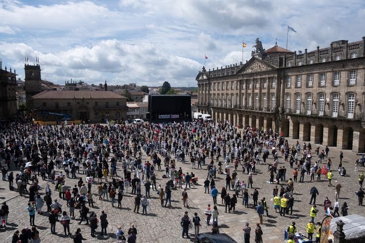 Varias persoas concéntranse na Praza do Obradoiro, a 17 de maio de 2021, en Santiago de Compostel 