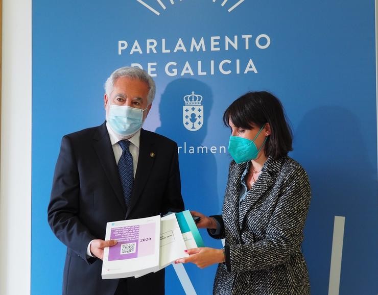 A conselleira de Emprego entrega o informe sobre violencia de xénero ao presidente do Parlamento. PARLAMENTO DE GALICIA 