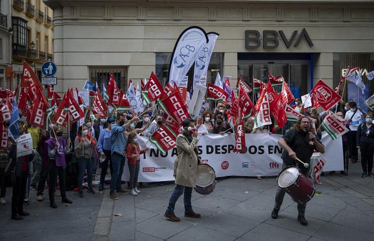 Traballadores de BBVA concéntranse ante unha das oficinas en contra dos despedimentos 