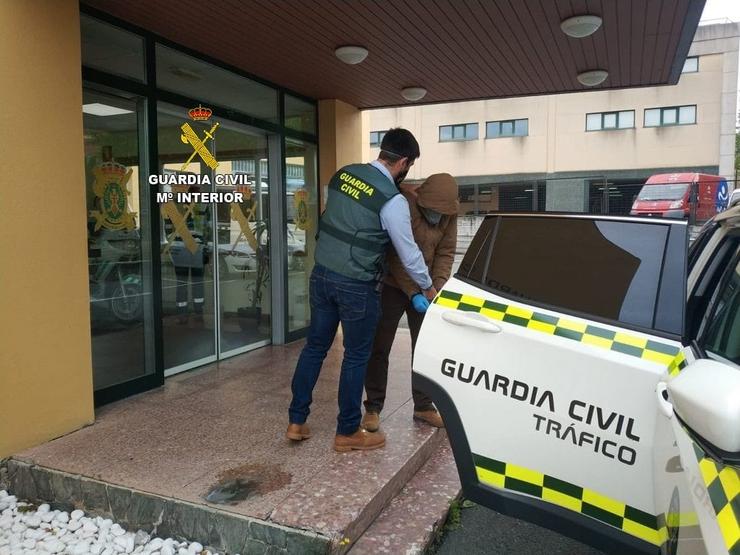 A Garda Civil detén en Santiago de Compostela a un individuo por presentarse ao carné de conducir co DNI do seu irmán.. GARDA CIVIL / Europa Press