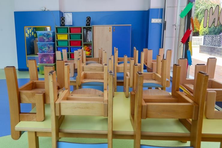 Mesas e cadeiras recollidas nunha aula dun colexio  / Iván Terrón - Europa Press - Arquivo.