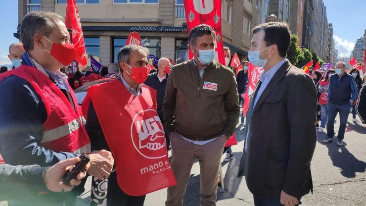 O secretario xeral do PSdeG, Gonzalo Caballero, cos líderes de UXT e CCOO en Galicia, José Antonio Gómez e Ramón Sarmiento, antes de participar na manifestación do 1 de maio de 2021 en Vigo.. PSDEG-PSOE / Europa Press