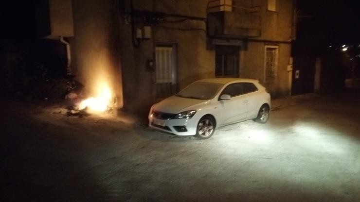 Incendio declarado nun colector en Camiño Alborada, en Vigo. POLICÍA LOCAL