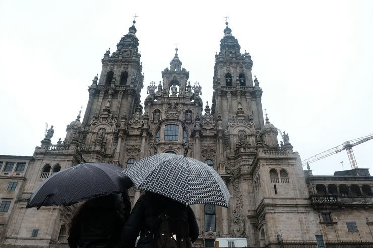 Unha parella observa a catedral de Santiago sen estadas despois de varios anos de obras, en Santiago de Compostela, A Coruña, Galicia (España). César Arxina - Europa Press