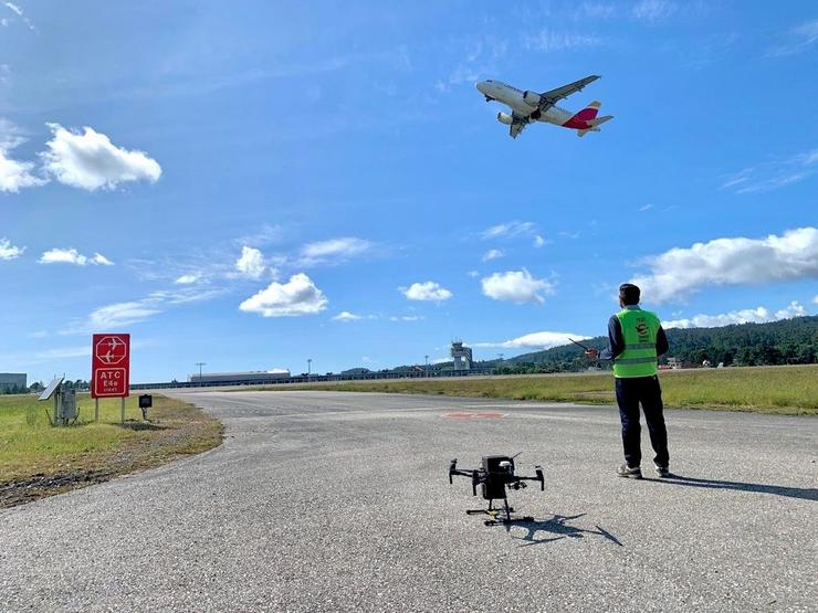 Proxecto piloto con drones despregado no Aeroporto de Vigo. AENA / Europa Press