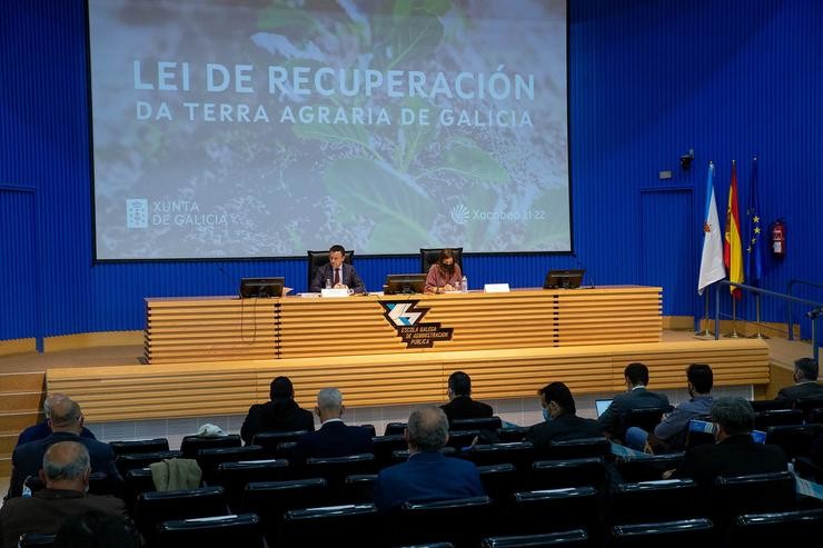 O conselleiro do Medio Rural, José González, acompañado pola directora xeral dá Axencia Galega de Desenvolvemento Rural, Inés Santé, nunha xornada sobre a lei de recuperación de terra agraria. XOÁN CRESPO / Europa Press