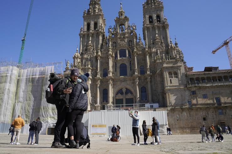Unha parella de peregrinos toma unha foto na Catedral de Santiago durante a ponte de San Xosé 