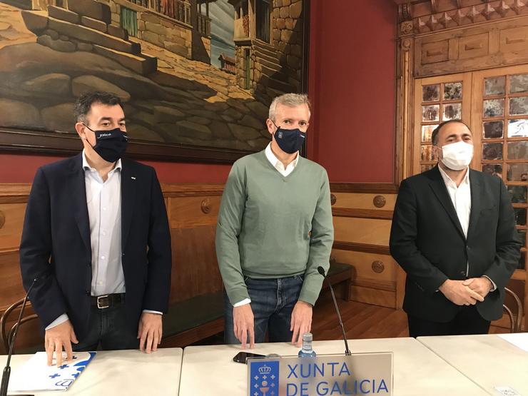 O conselleiro de Cultura, Román Rodríguez, o vicepresidente primeiro da Xunta, Alfonso Rueda, e o titular de Sanidade, Julio García Comesaña 