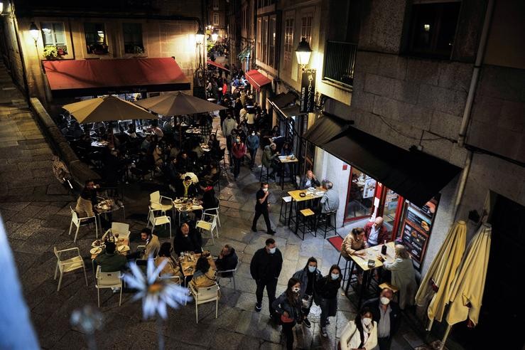 Varias persoas en terrazas de bares, na Rúa do Fornos,en Ourense / Rosa Veiga - Europa Press.
