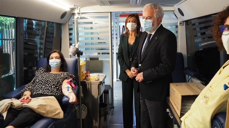 O presidente do Parlamento, Miguel Anxo Santalices Vieira, acompañado pola directora de ADOS, Marisa López García, visita a unidade móbil de doazón de sangue. PARLAMENTO DE GALICIA / Europa Press