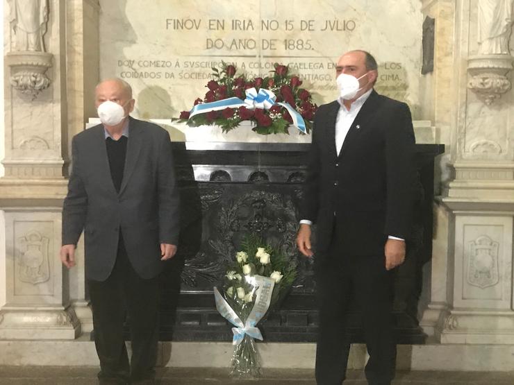 Os presidentes da Fundación Rosalía de Castro, Anxo Angueira, e o Museo do Pobo Galego, Xusto Beramendi, realizan unha ofrenda ante a tumba de Rosalía de Castro no Panteón de Galegos Ilustres. FUNDACIÓN ROSALÍA DE CASTRO / Europa Press