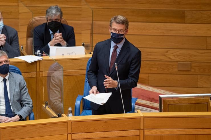 O presidente dá Xunta, Alberto Núñez Feijóo, responde as preguntas dos líderes da oposición durante a sesión de control da Cámara galega. DAVID CABEZÓN @ XUNTA 
