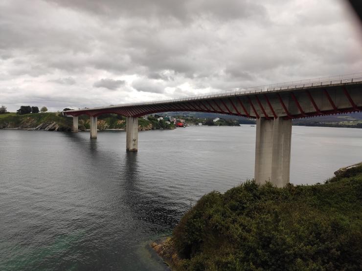 Ría do Eo, límite entre Asturias e Galicia, desde Ribadeo cos estaleiros Armón ao fondo e a ponte da Autovía do Cantábrico A-8 ao seu paso pola localidade.