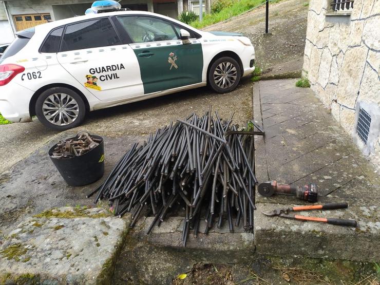 Sinalización férrea con interior de cobre subtraída en obras do AVE na provincia de Ourense, recuperada pola Garda Civil.. GARDA CIVIL