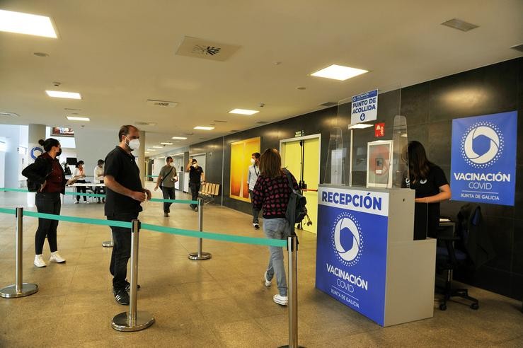 Varias persoas acoden a recibir a segunda dose da vacina de AstraZeneca contra o Covid-19 no Complexo Hospitalario Universitario de Ourense, a 27 de maio de 2021, en Ourense.. Rosa Veiga - Europa Press 