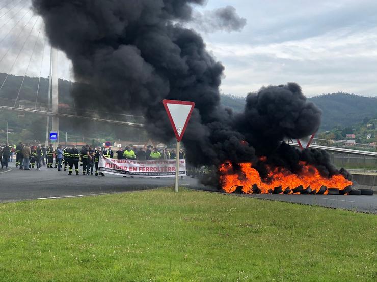 Os traballadores do sector naval de Ferrol queiman pneumáticos nunha protesta ante o acceso ao porto interior 