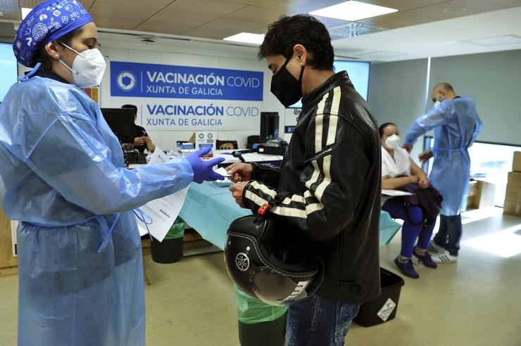 Un mozo acode a recibir unha dose da vacina de AstraZeneca no Complexo Hospitalario Universitario de Ourense, a 27 de maio de 2021 
