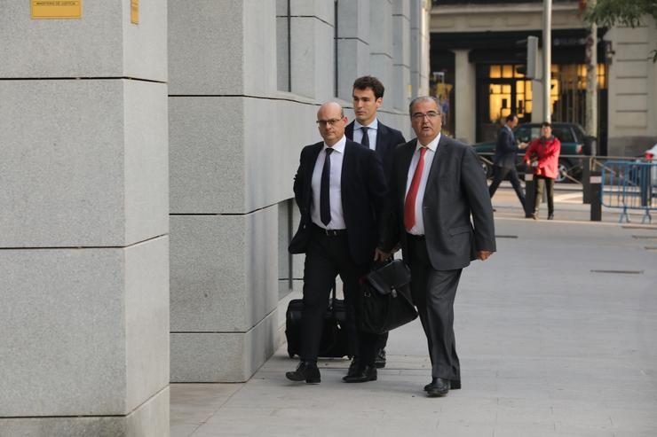 O expresidente do Banco Popular, Ángel Ron (esquerda), á súa chegada ao Xulgado Central de Instrución número 4 da Audiencia Nacional en Madrid / Europa Press. 