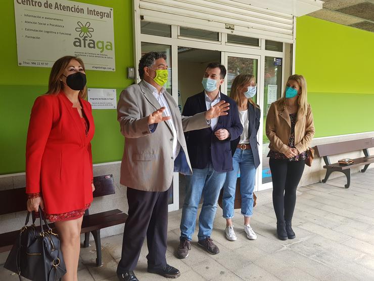 O secretario xeral do PSdeG, Gonzalo Caballero, visita a Asociación de Familiares de Enfermos de Alzheimer (Afaga), en Vigo. / Europa Press
