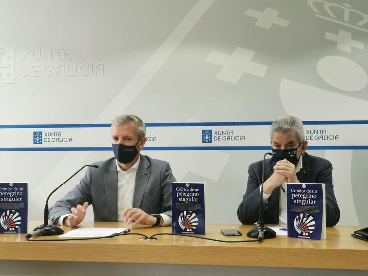 O vicepresidente primeiro da Xunta,Alfonso Rueda, e o presidente da Academia Xacobea, Xesús Palmou, en rolda de prensa. / Europa Press