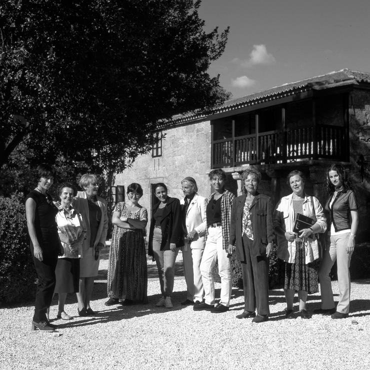 Xela Arias, á esquerda da imaxe, xunto ao once escritoras que en 1997 formaron parte do proxecto 'Daquelas que cantan'. CASA MUSEO ROSALÍA 