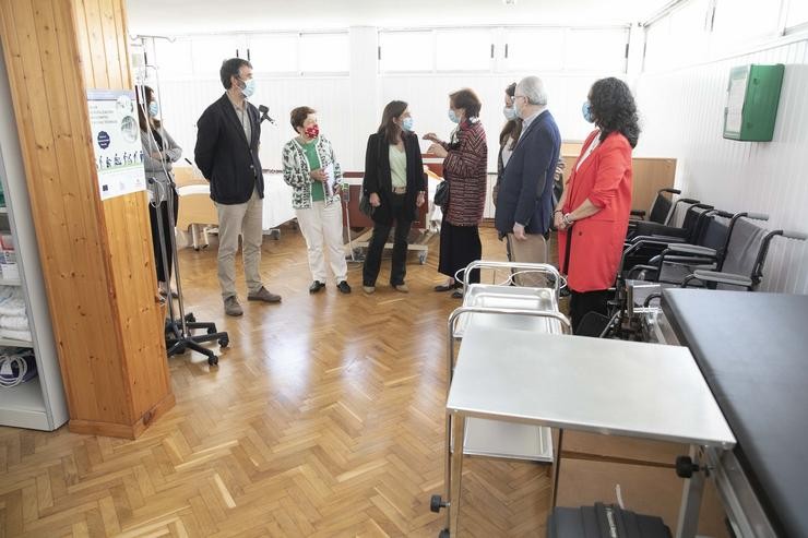 A alcaldesa da Coruña, Inés Rei, visita Cáritas xunto a edís do goberno local. ANDY PEREZ / Europa Press