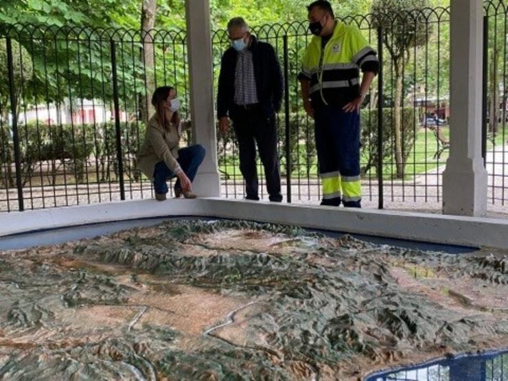 A alcaldesa de Lugo, Lara Méndez, supervisa a posta en marcha do mapa da Península Ibérica do Parque de Rosalía de Castro. CONCELLO DE LUGO