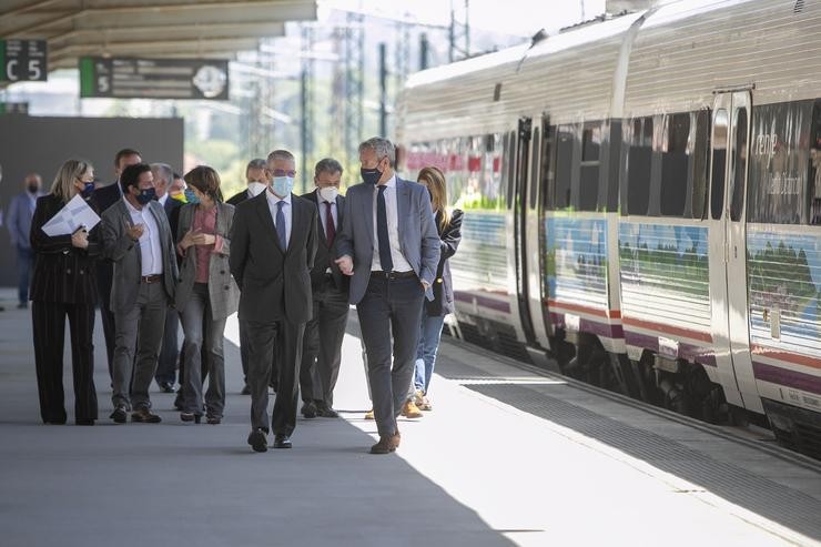 O vicepresidente primeiro e conselleiro de Presidencia, Xustiza e Turismo, Alfonso Rueda, firma co presidente de Renfe, Isaías Táboas, o convenio para pór en marcha a oitava edición dos trens turísticos / Xunta.