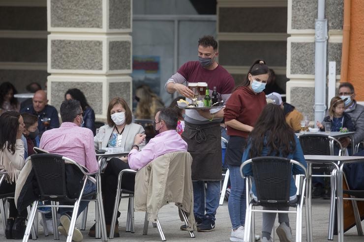 Varias persoas, na terraza dun bar a 9 de maio de 2021, en Ribadeo, Lugo, Galicia (España). O segundo estado de alarma imposto polo Goberno de España para frear a pandemia do coronavirus finalizou ás 00:00 horas deste domingo e tras. Carlos Castro - Europa Press / Europa Press