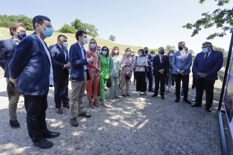 Autoridades durante o acto de presentación do Parque dá Amizade, a 29 de maio de 2021, en Tomiño, Pontevedra, Galicia (España).. Marta Fernández - Europa Press / Europa Press