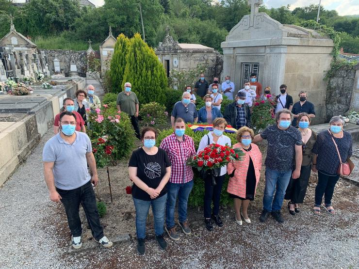 Homenaxe do Comité de Memoria Histórica da Comarca de Celanova na fosa do cemiterio parroquial, que quedou sinalada como lugar de memoria cun ramo de flores vermellas / Memoria Celanova