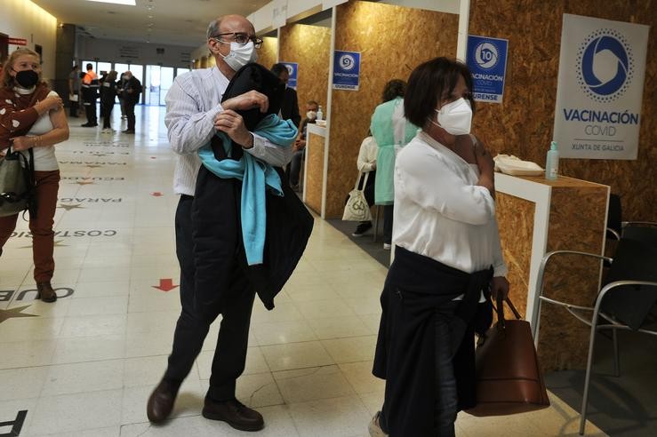 Fila de pacientes que esperan tras recibir a primeira dose da vacina AstraZeneca no recinto de Expourense, a 6 de abril de 2021. Rosa Veiga - Europa Press 