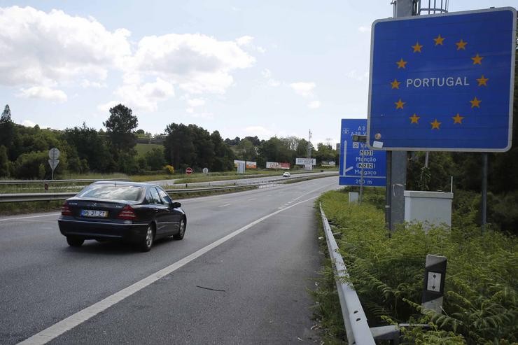 Un vehículo diríxese á fronteira entre Portugal e Galicia, a 1 de maio de 2021. Europa Press