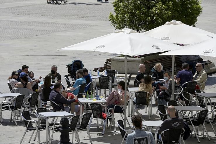 Varias persoas na terraza dun bar, a 29 de maio de 2021, na Coruña / M. Dylan - Europa Press.