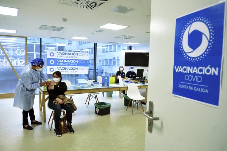 Unha muller recibe unha dose da vacina de AstraZeneca no Complexo Hospitalario Universitario de Ourense, a 27 de maio de 2021.. Rosa Veiga - Europa Press 