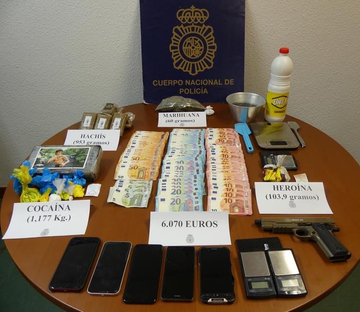 Efectos intervidos pola Policía Nacional nun operativo con nove detidos por tráfico de drogas en Ribeira (A Coruña).. POLICÍA NACIONAL 