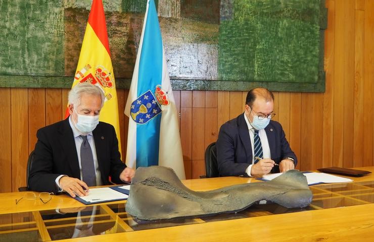 O presidente do Parlamento, Miguel Santalices, e o reitor da USC, Antonio López, asinan o acordo no Pazo do Hórreo. PARLAMENTO DE GALICIA 