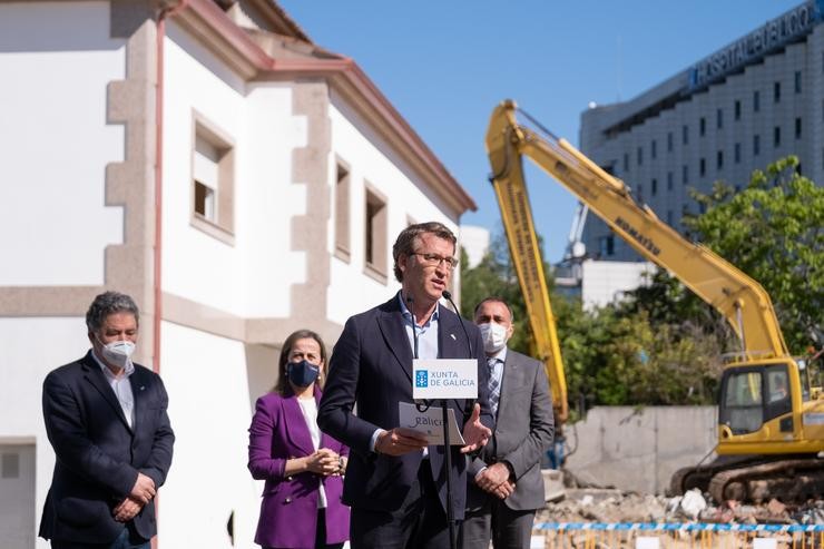 O presidente da Xunta, Alberto Núñez Feijóo, realiza declaracións aos medios en Pontevedra, onde asistiu ao comezo das obras do hospital Gran Montecelo. DAVID CABEZÓN // XUNTA DE GALICI / Europa Press