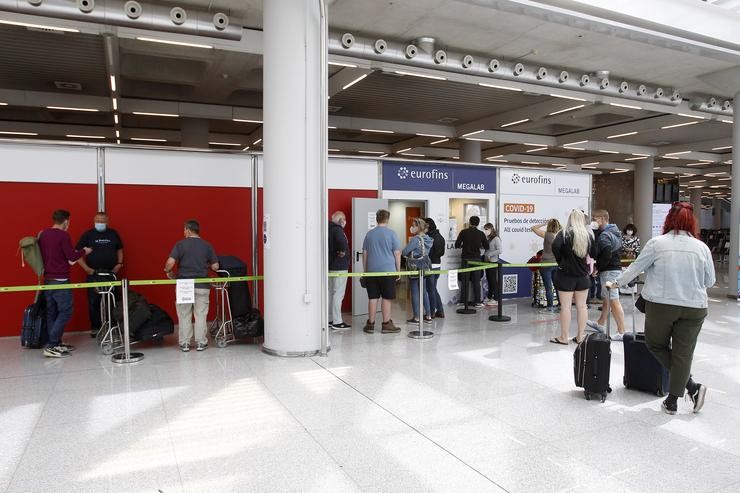 Pasaxeiros fan cola para entrar ao dispositivo de detección de Covid-19 colocado no aeroporto de Palma de Mallorca 